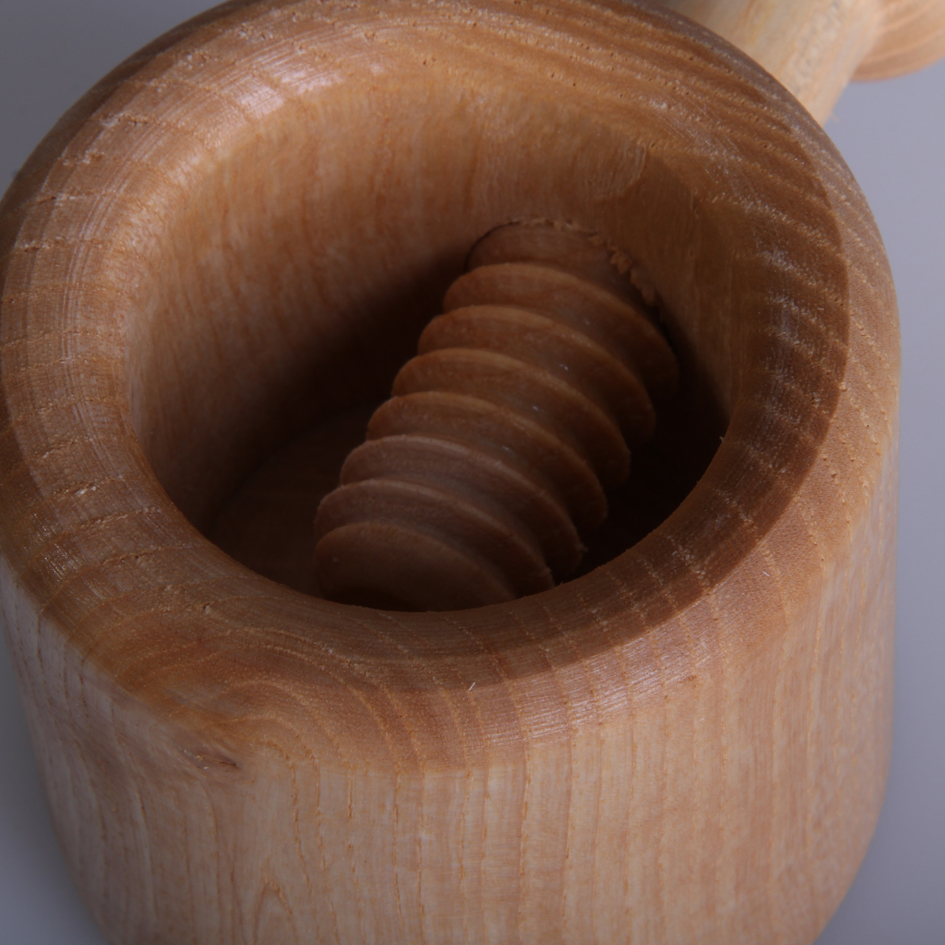 Quebra Noz Verniz 15X6CM