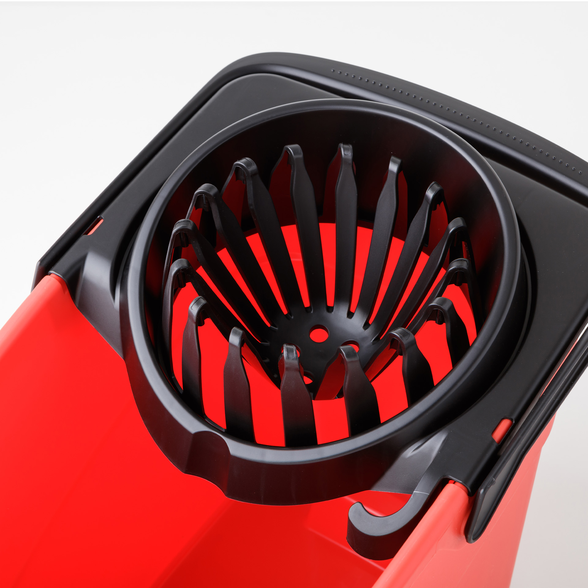 Balde com Espremedor Spider Vermelho 13L 26X41X33cm