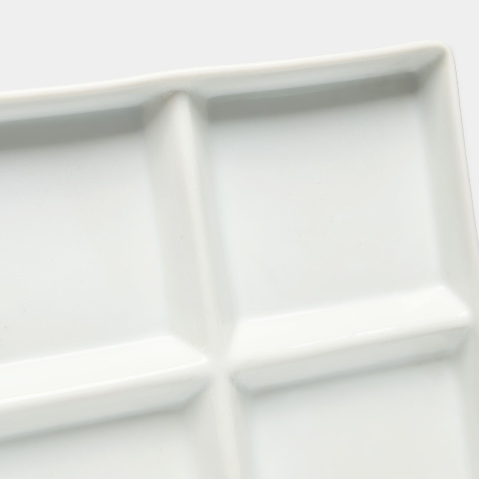 Prato 4 Compartimentos Porcelana Quadrado Branco 18.5X18.5X2cm